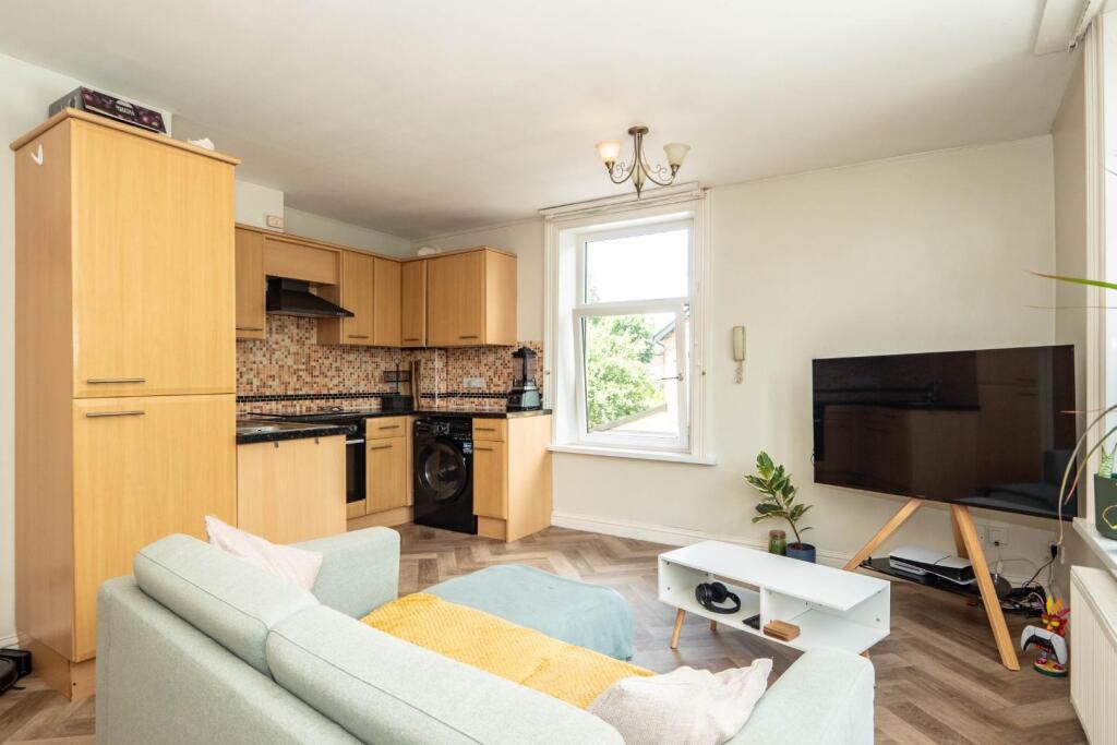 Living Room / KItchen:
