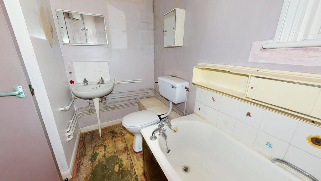 55 Greyhound Mansions, Barons Court, London, W6 8NY