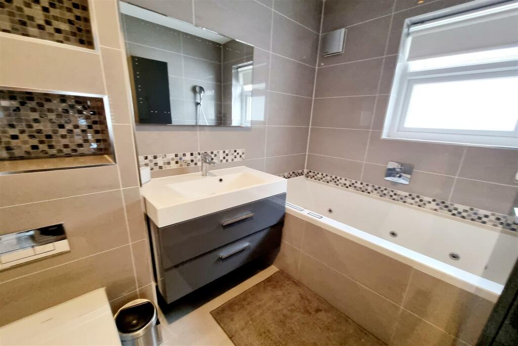LUXURY BATHROOM: