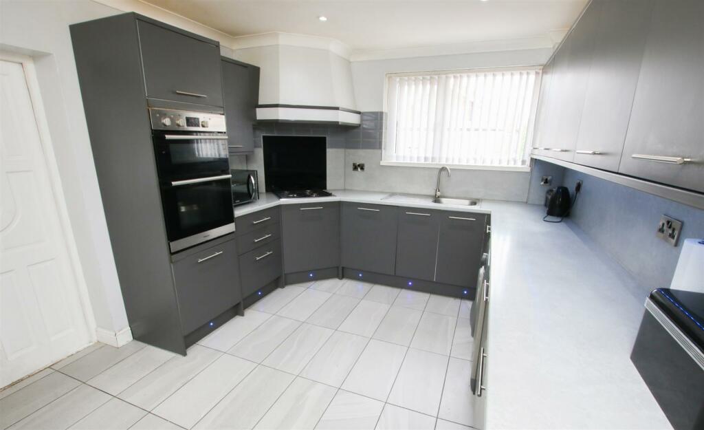 FITTED KITCHEN