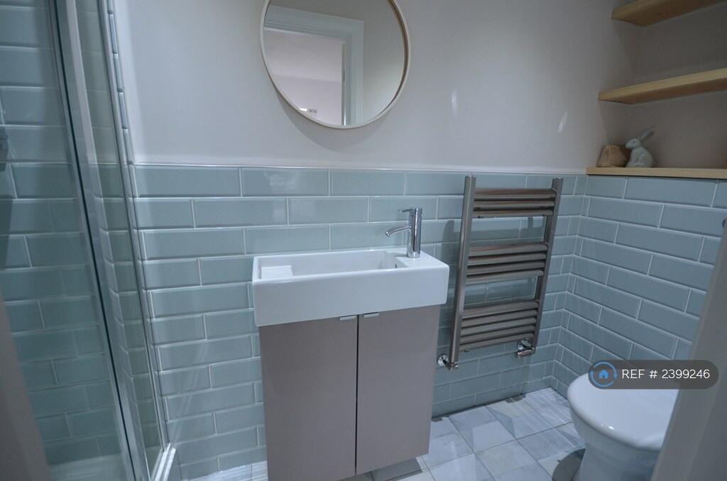 Master En-Suite Bathroom