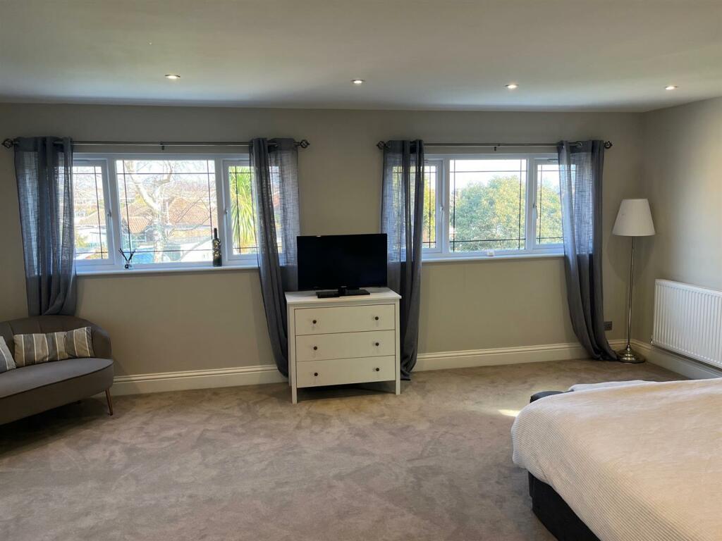 Main bedroom 2nd.jpg