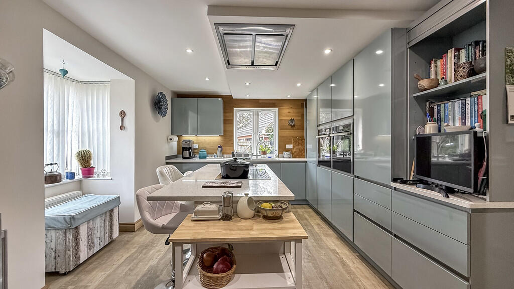 Kitchen/breakfast...