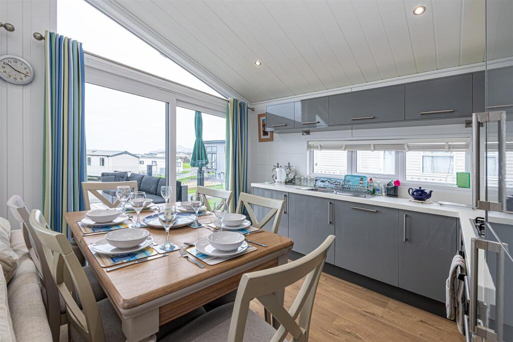 R16-ABERAFON-PARK-KITCHEN-1.jpg
