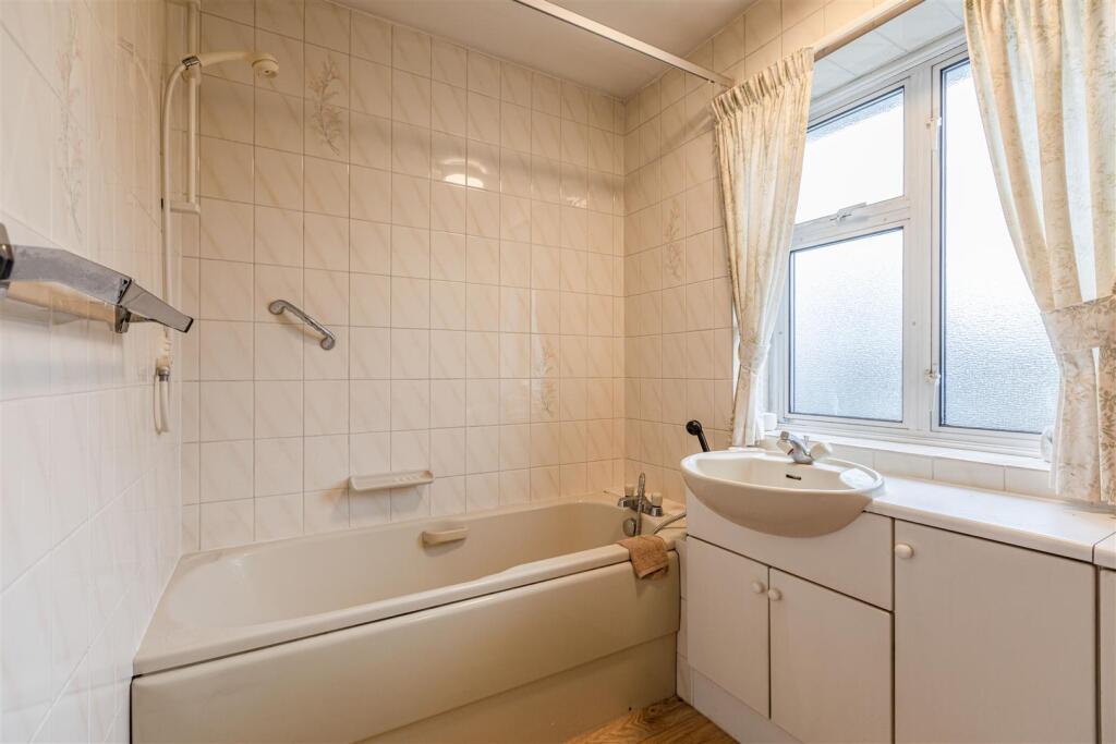 50 Petersham Avenue, Byfleet, KT14 7HY - 2.jpg