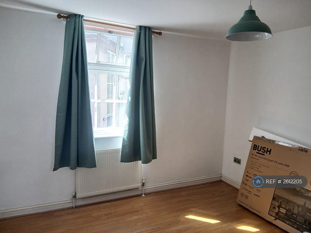 Large Double Bedroom With 1 Window