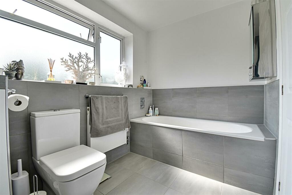 Bathroom 2.jpg