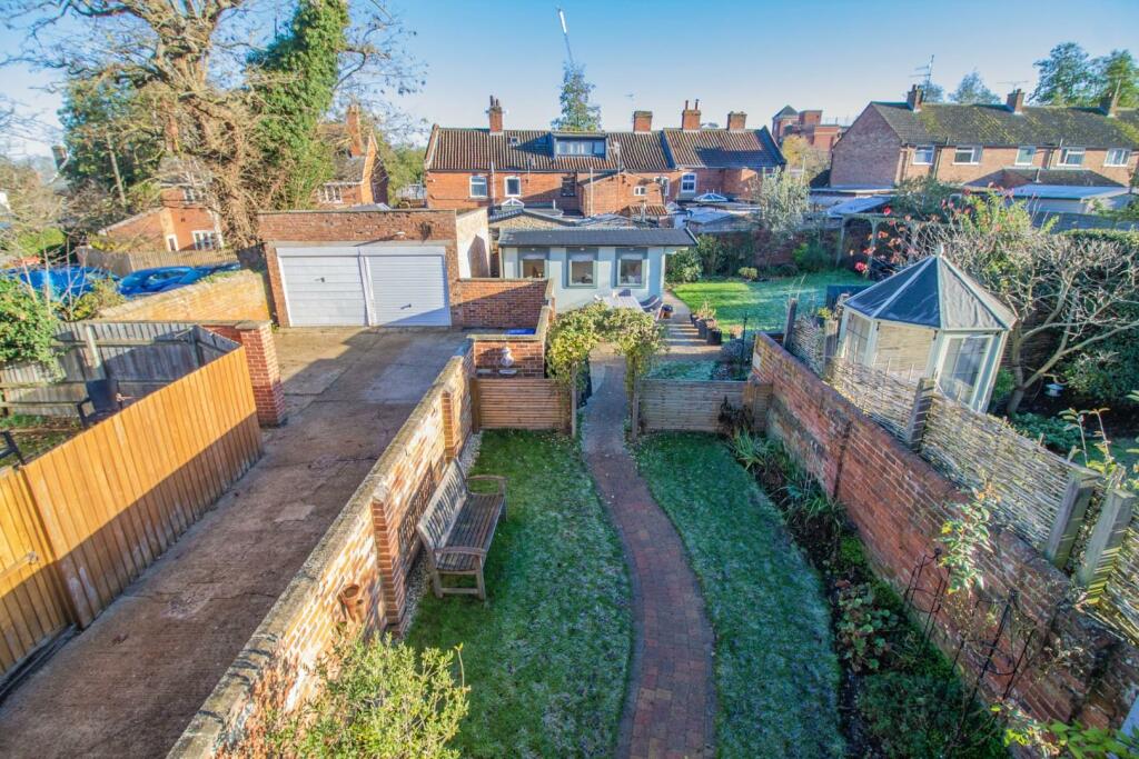 3 Victoria Street [Extensive gardens &amp; parking] 01