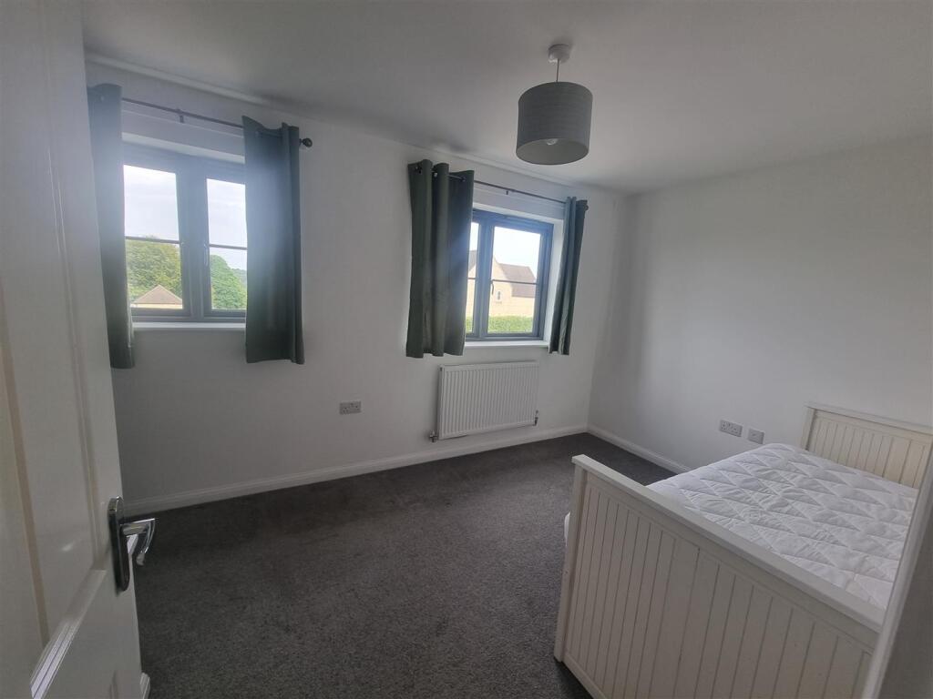 52 Bownham Mead bedroom.jpg