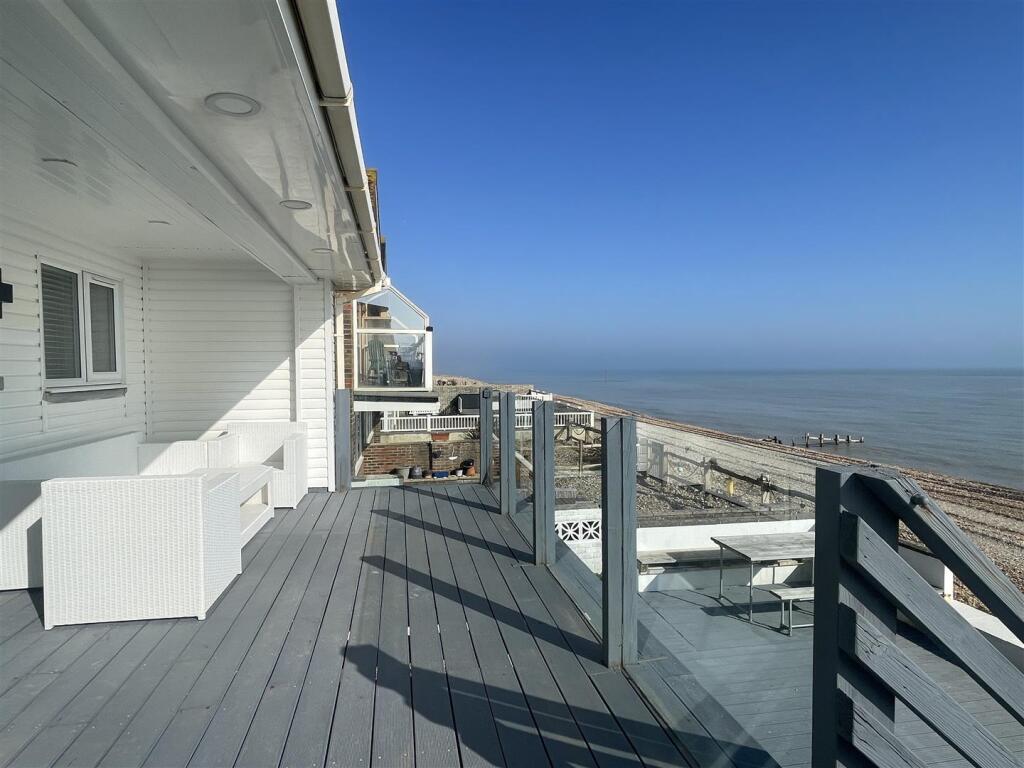 Keelan sun deck 2.JPG