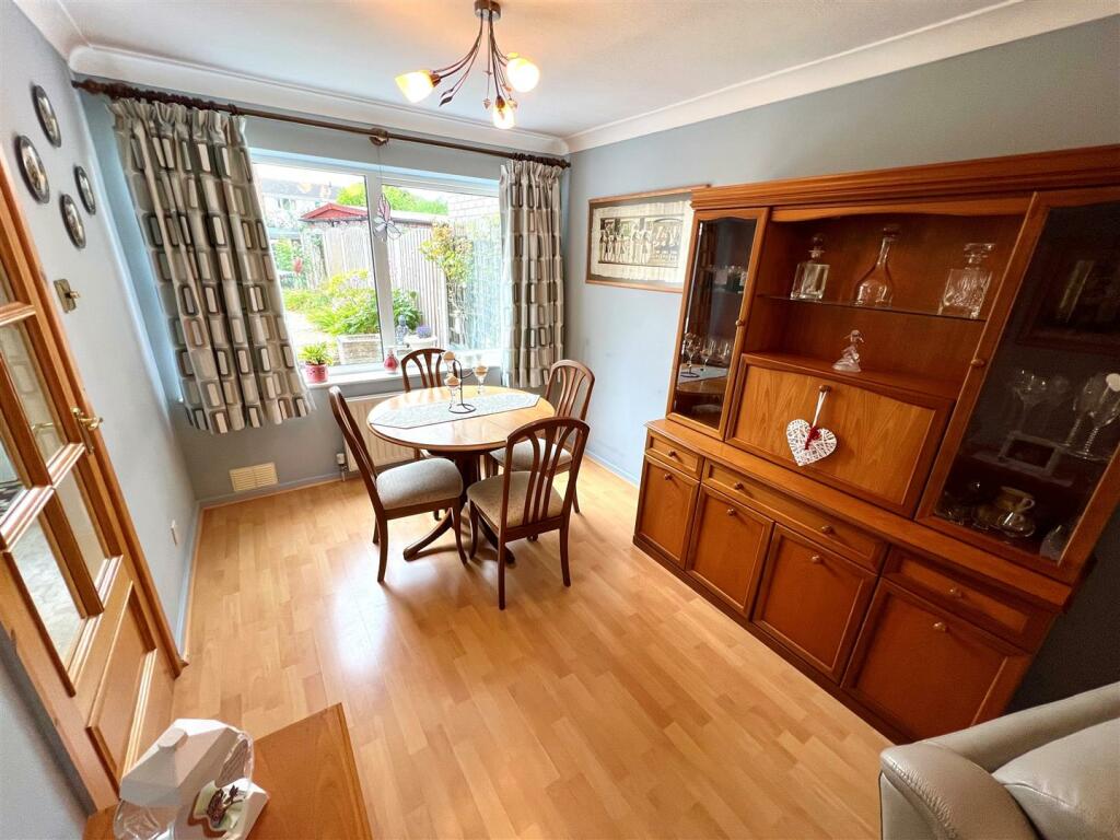 OPEN PLAN LOUNGE / DINING ROOM