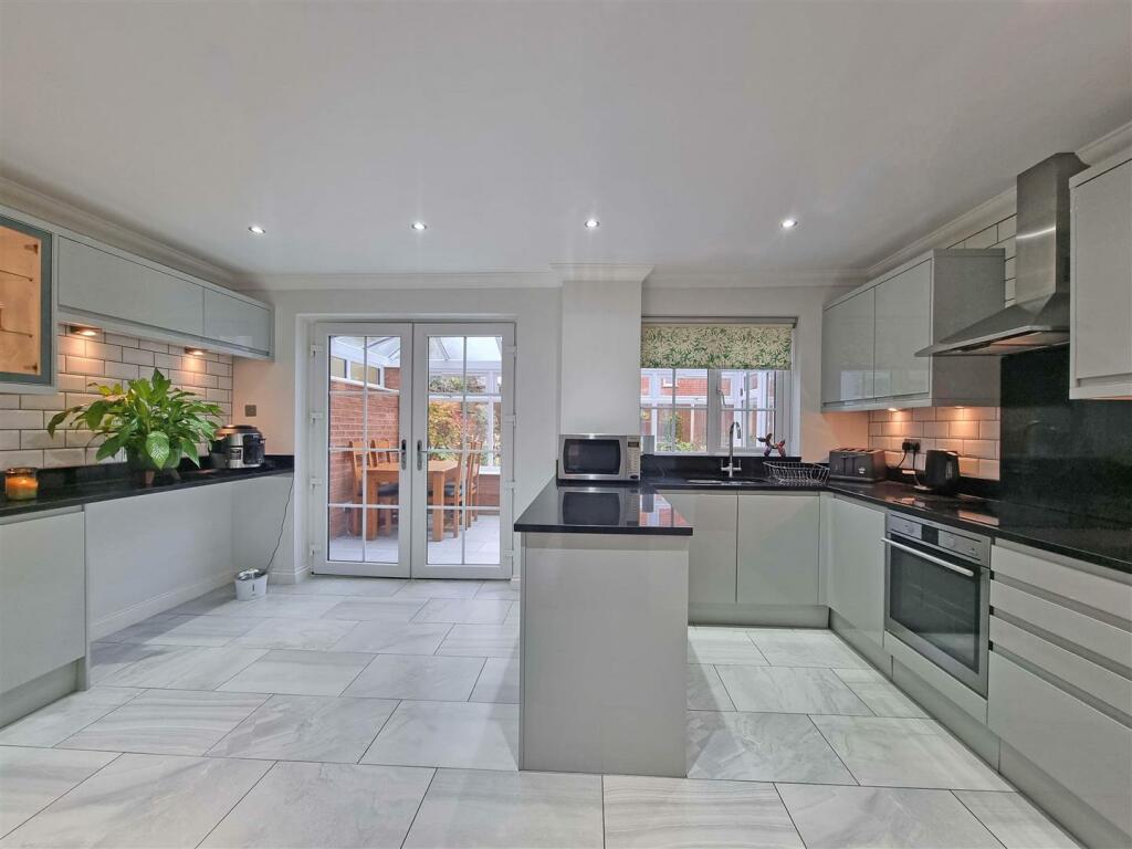 REFITTED KITCHEN DINER