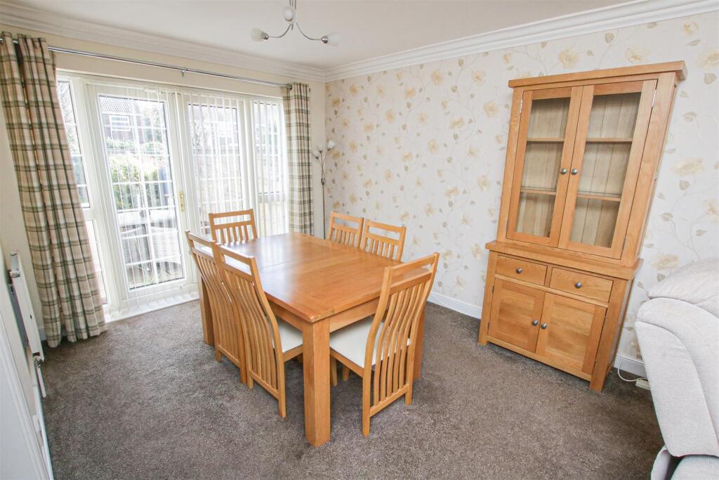 OPEN PLAN LOUNGE/DINING ROOM