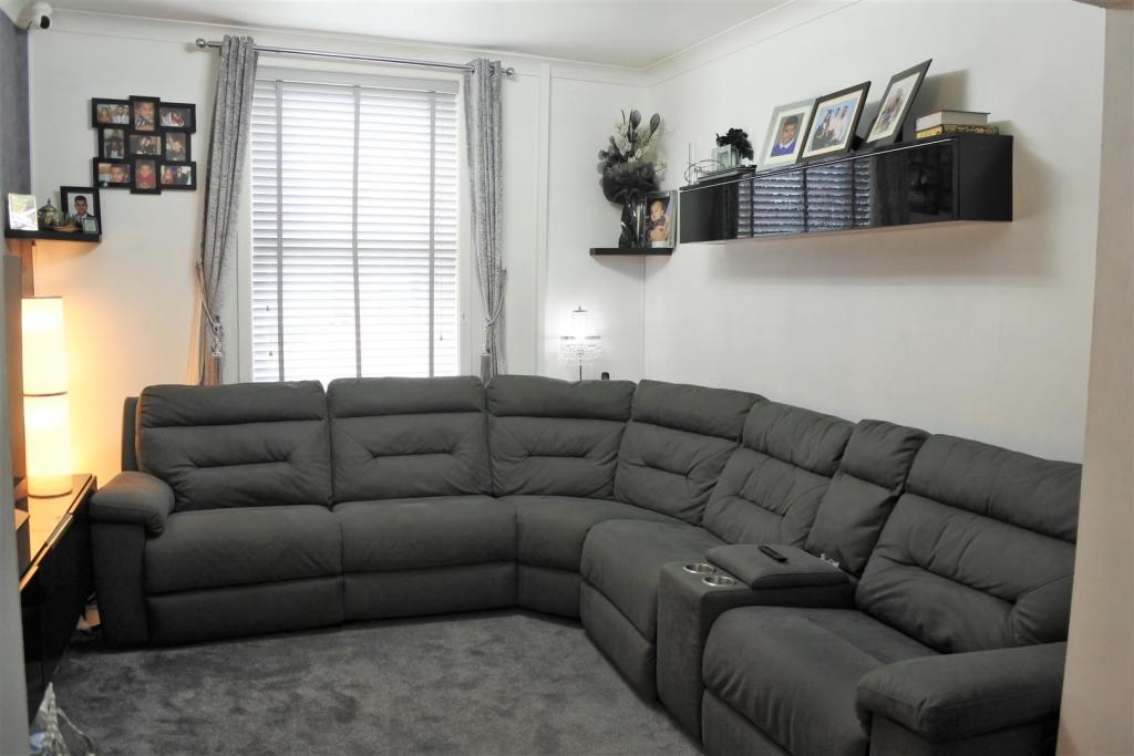 Front Lounge 1.JPG