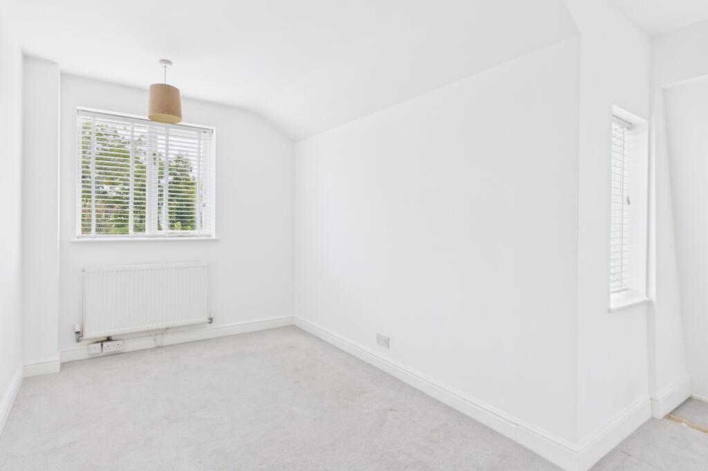 CAM02519G0-PR0348-STILL013