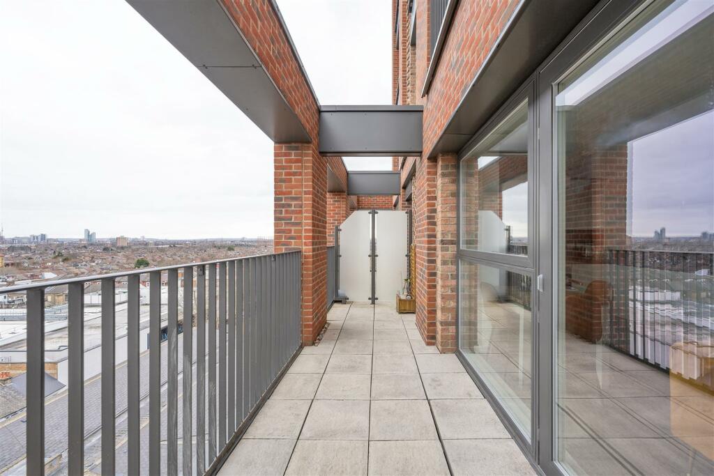 Ron Leighton Way, E6
