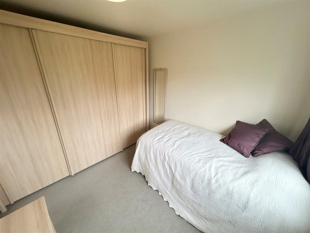 Bed 2.jpg