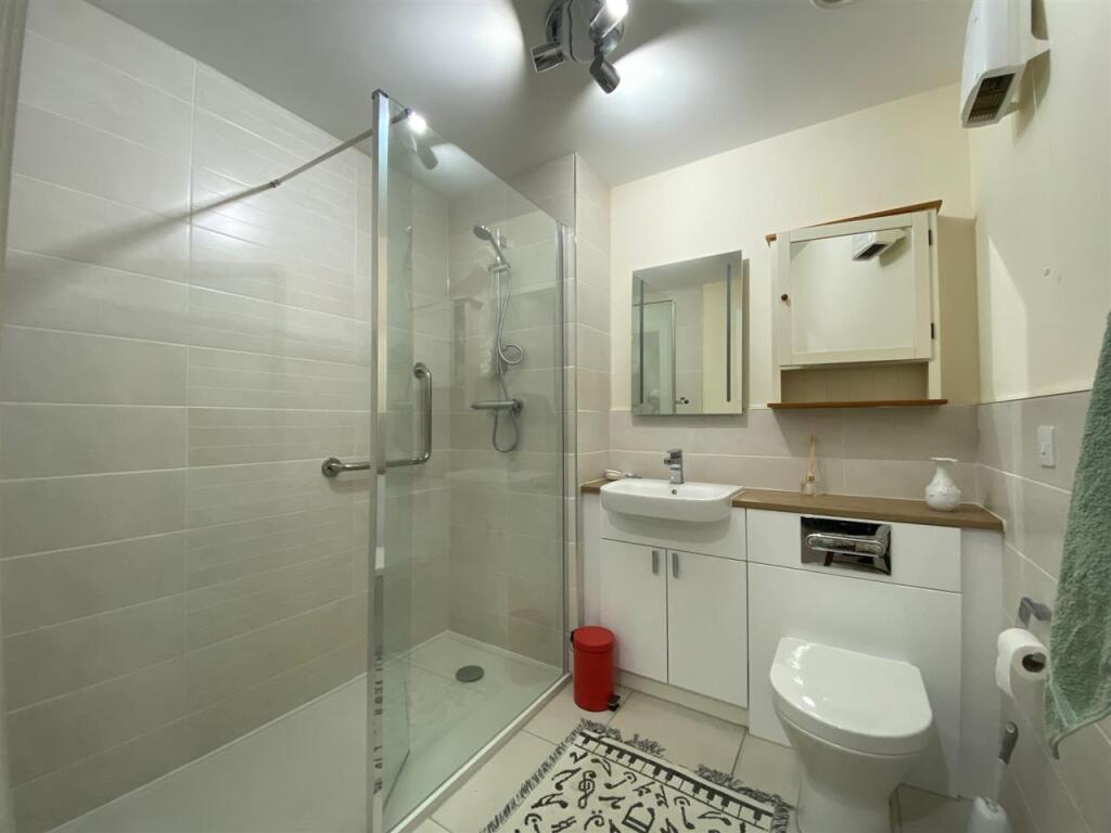 MAIN SHOWER ROOM