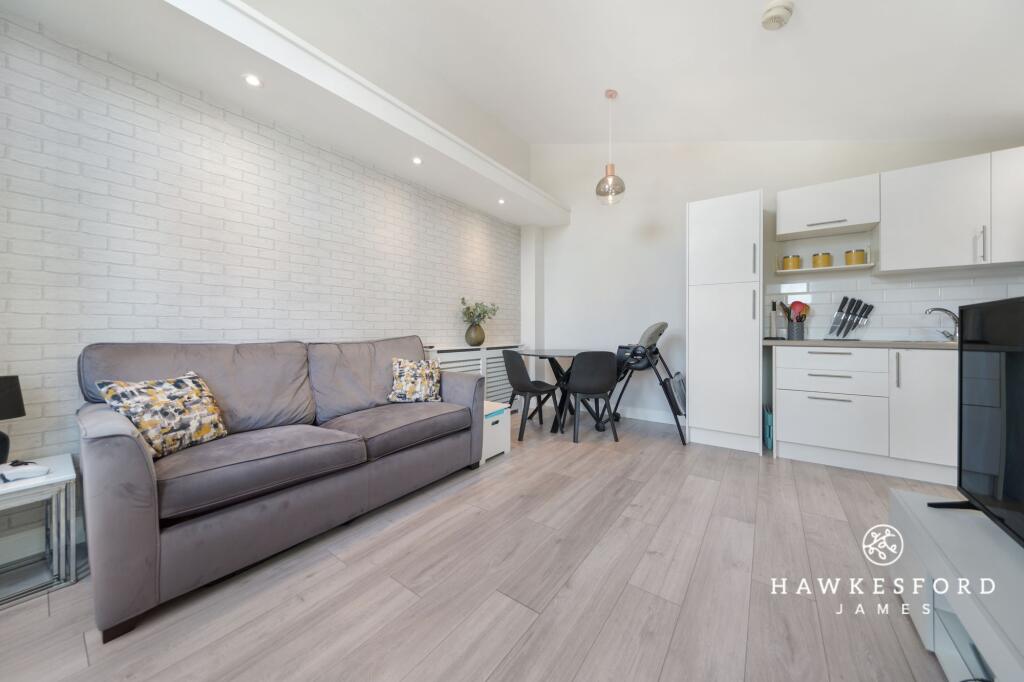 Onyx Drive, Sittingbourne - Living area