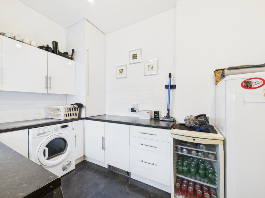 CAM02386G0-PR0122-STILL019