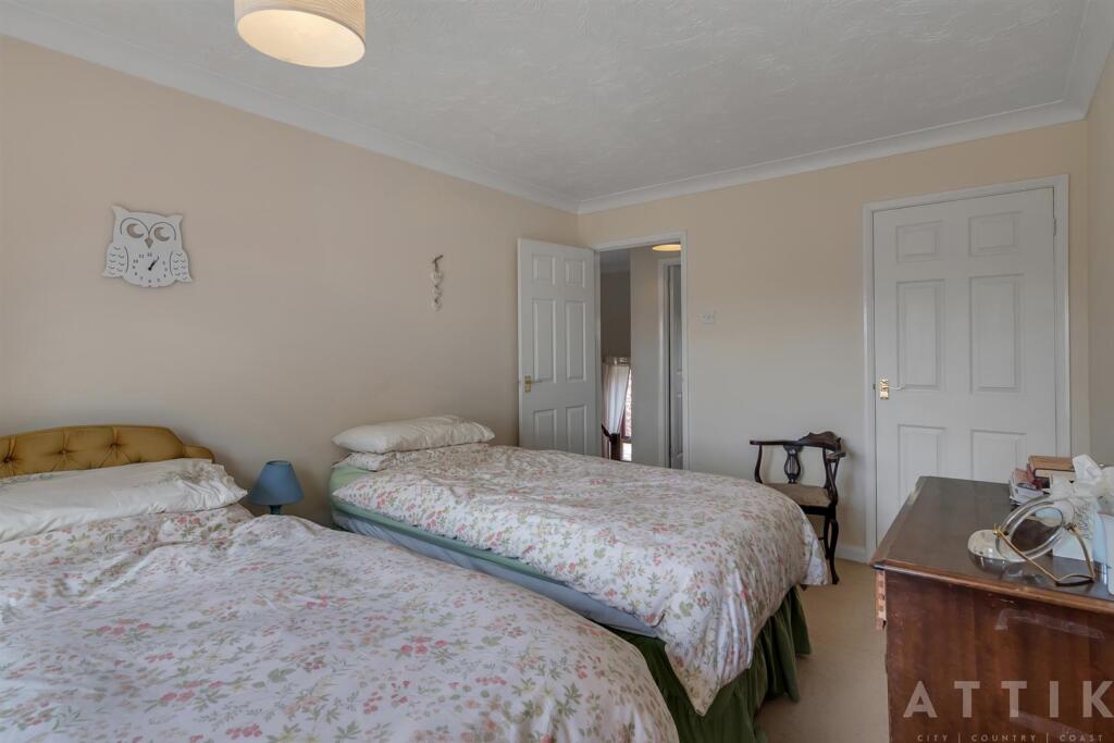 57 Holton Road Halesworth IP19 8HQ (43).jpg