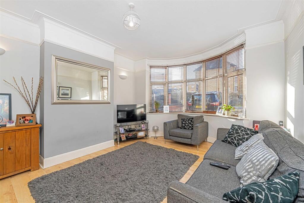 111B Wood Lane Isleworth, TW7-LOW RES-6.jpg