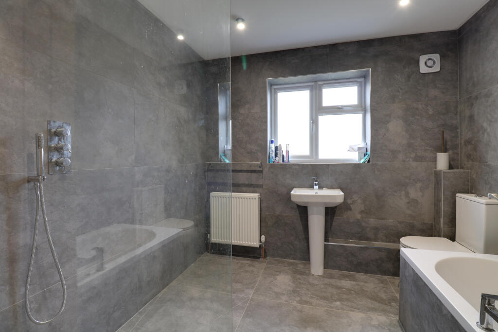 en-suite to master bed