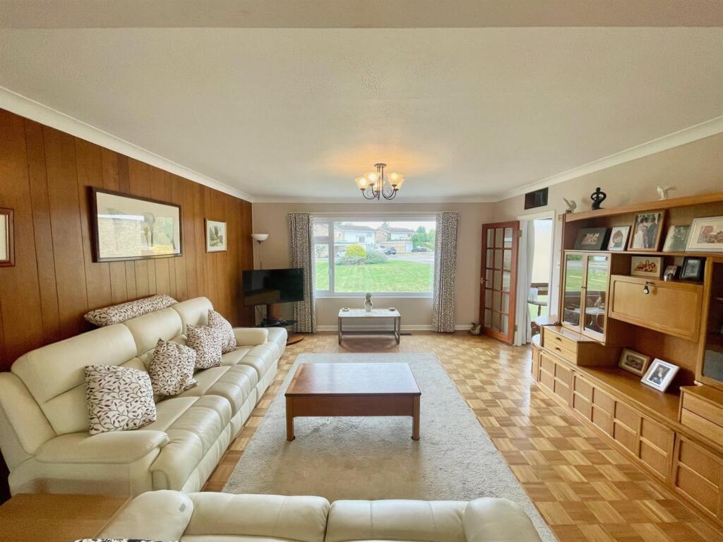 Lounge 1.jpg