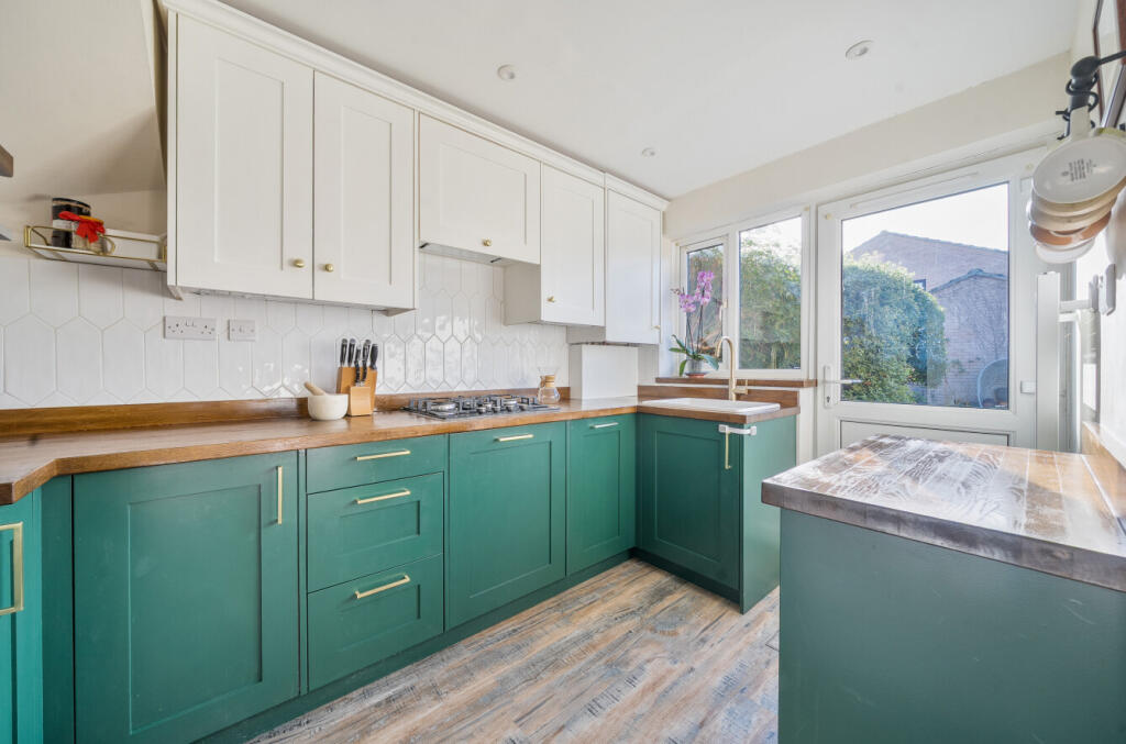 1370553-8-68f8b53...