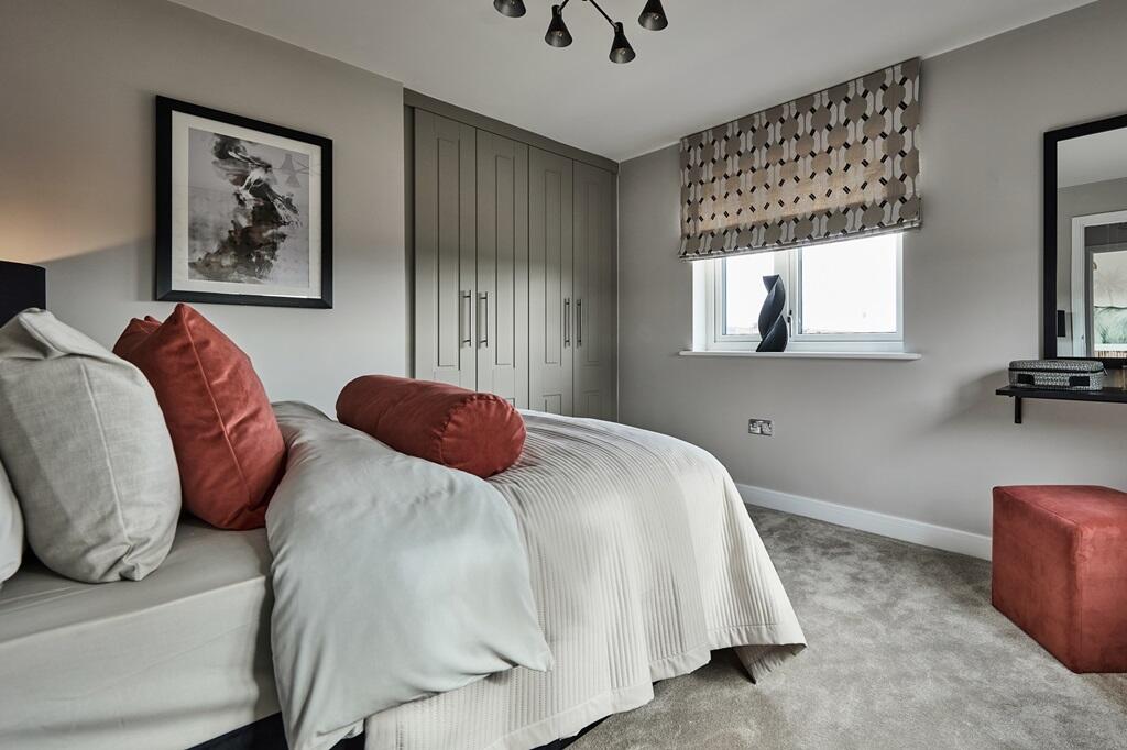 The main bedroom features an en suite shower room
