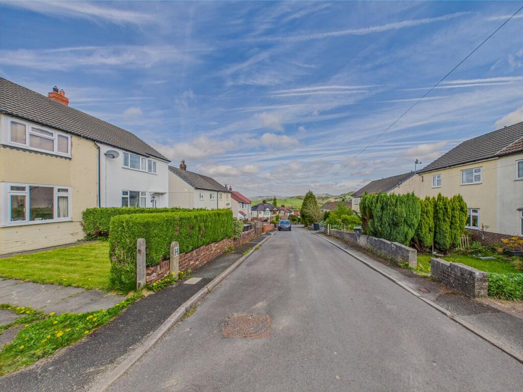 Park Crescent, Furness Vale - Setting