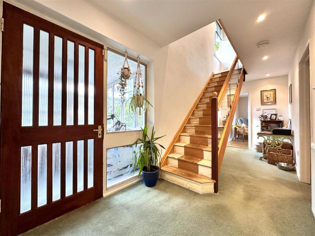 Spacious Entrance Hall 857