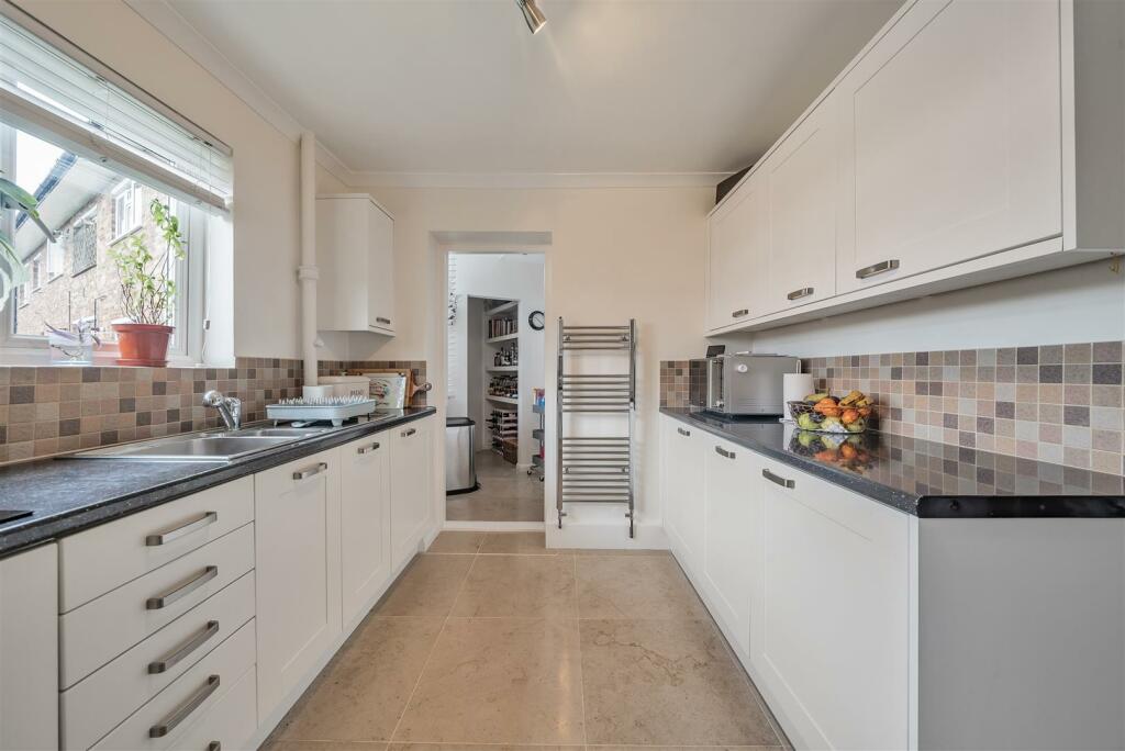 Kitchen 2.jpg