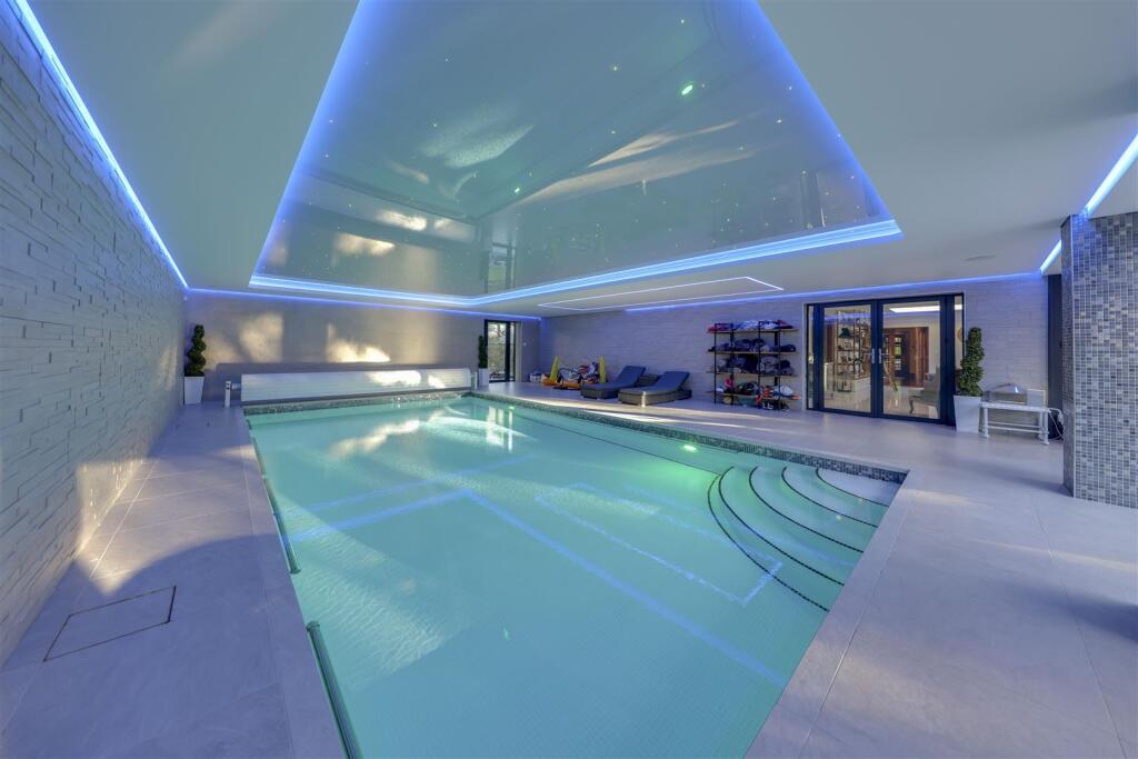 Swimming Pool Alt