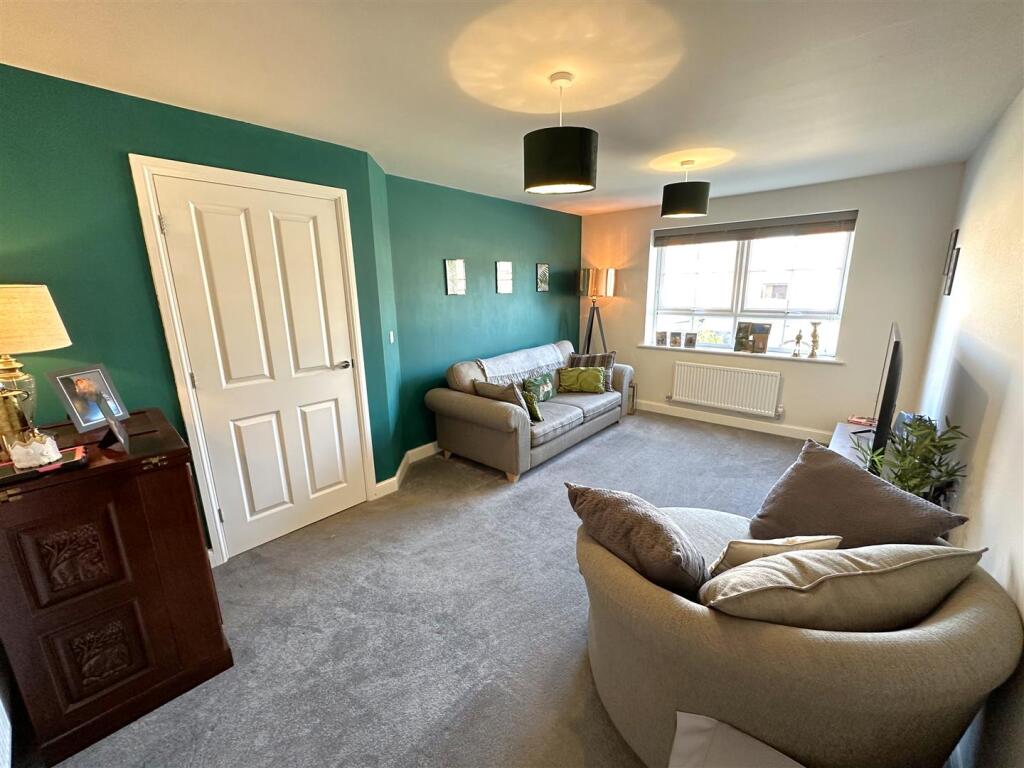 Spacious Living Room 216