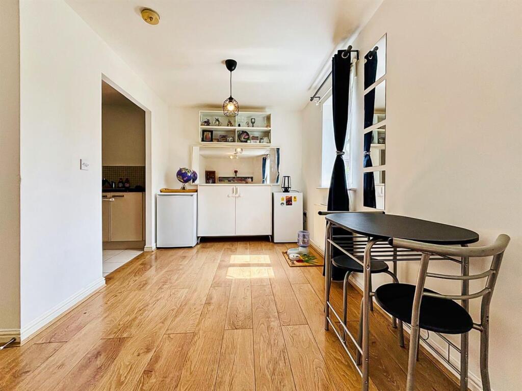 Living Room / Dining Area: