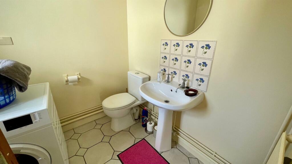 UTILITY/ TWO PIECE CLOAKROOM