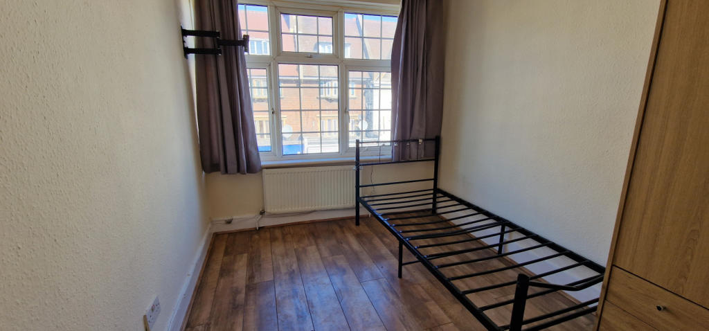 FRONT BEDROOM