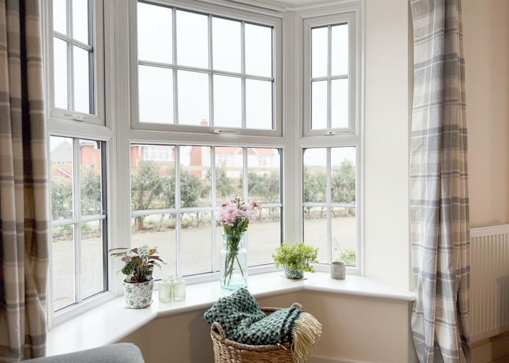 LOUNGE BAY WINDOW