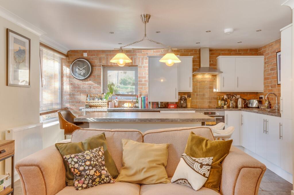 OPEN PLAN KITCHEN/LOUNGE