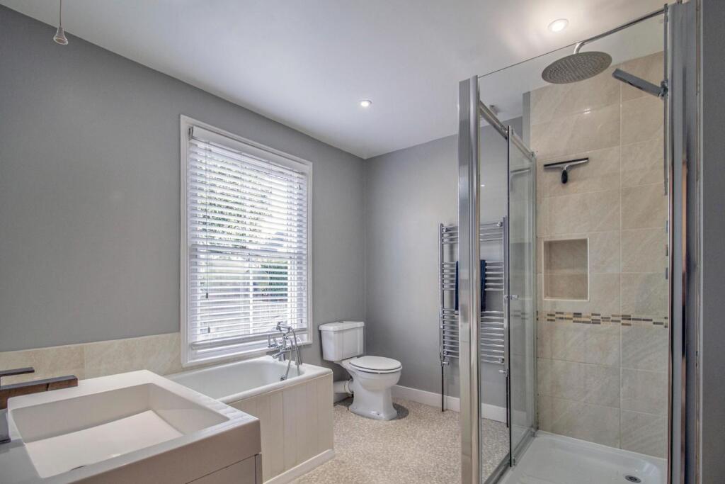46 Garland Street [Bath + Shower Room] 02.jpg