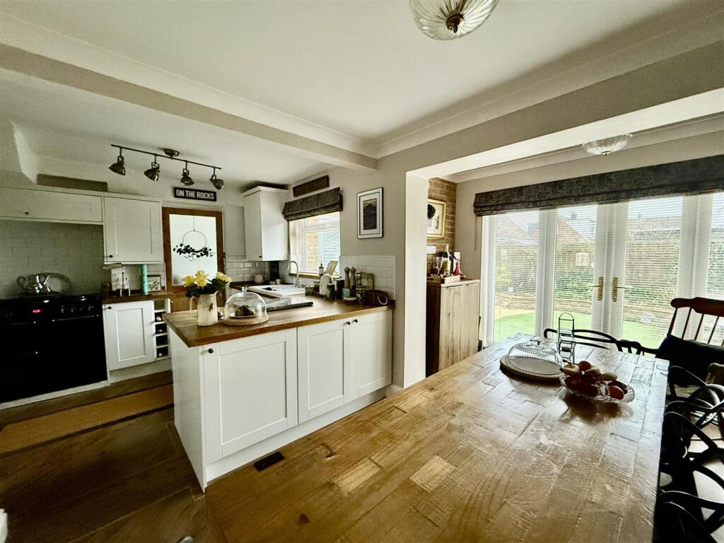 KITCHEN &amp; DINER