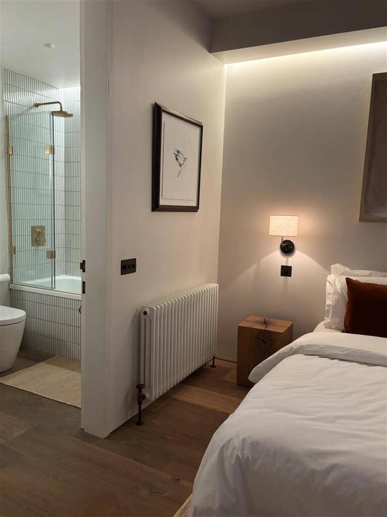Master bedroom ensuite.jpg