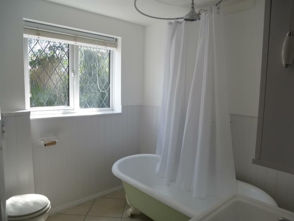 29 Mill Close bathroom.jpg