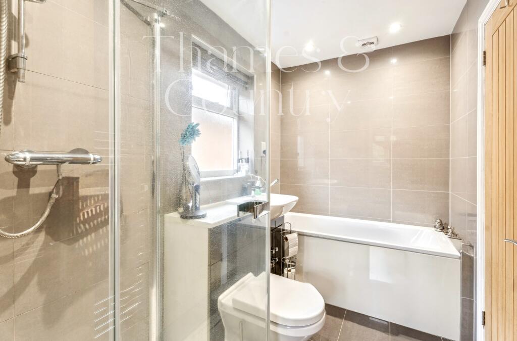 Bedroom two En-suite / Family Bathroom