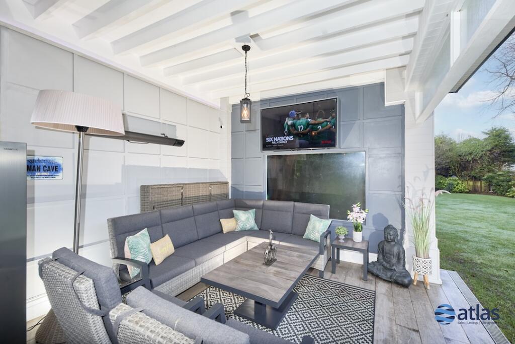 Summer House/Patio/Dining Area