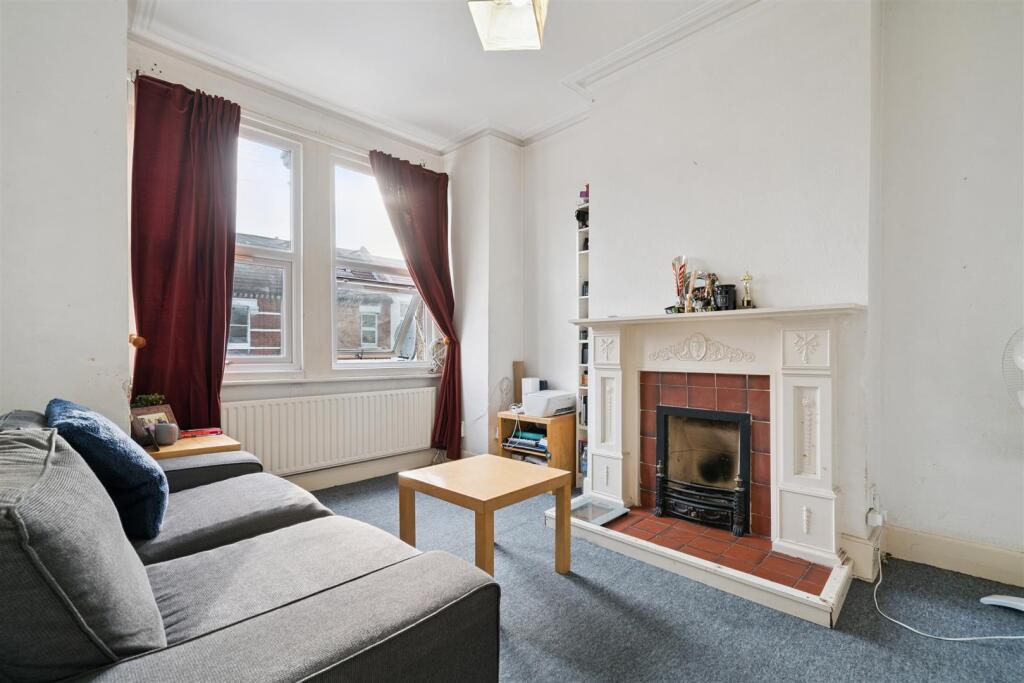 3a Brightwell Crescent SW17 reception.jpg