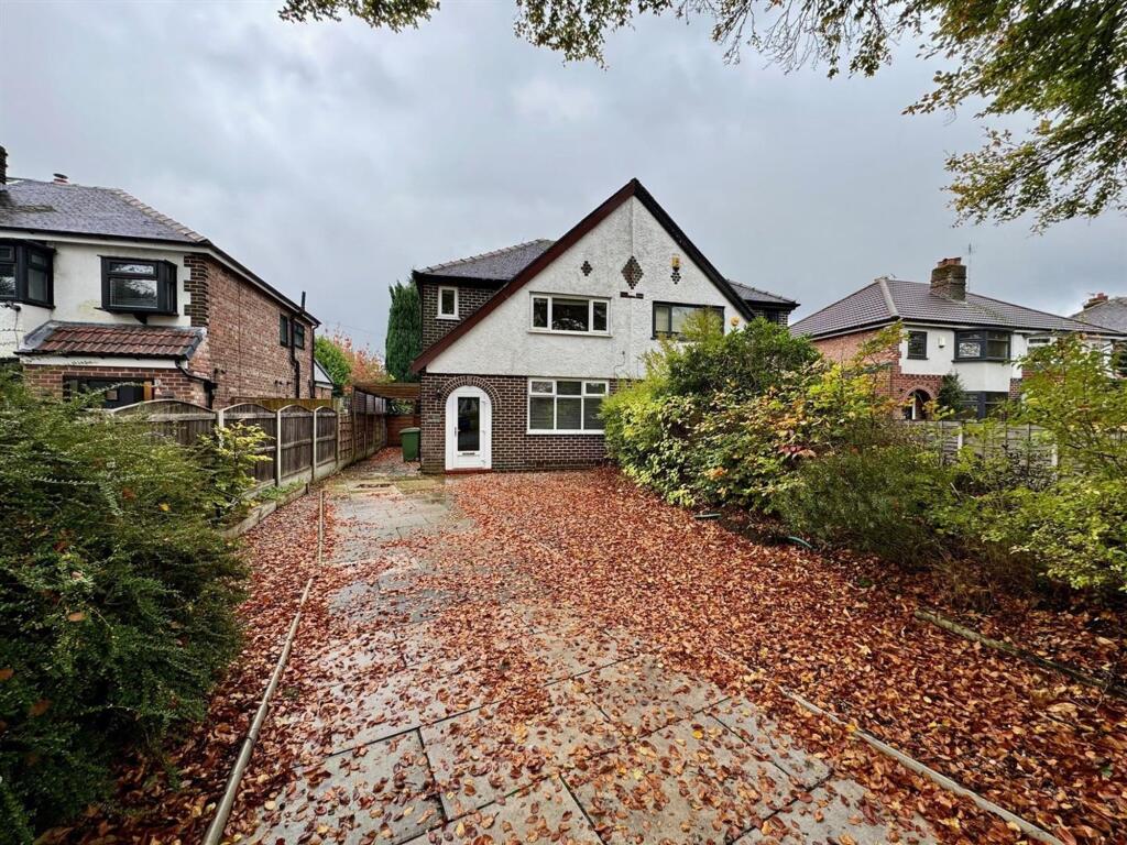 Manor Avenue, Sale, M33