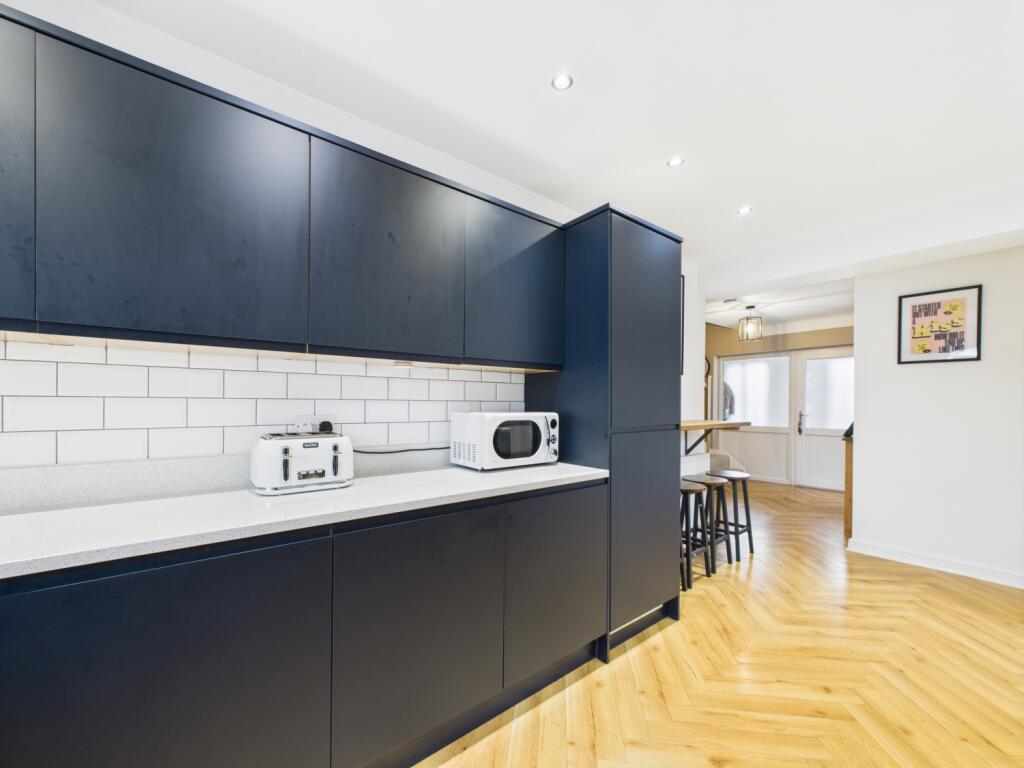 CAM02386G0-PR0149-STILL030