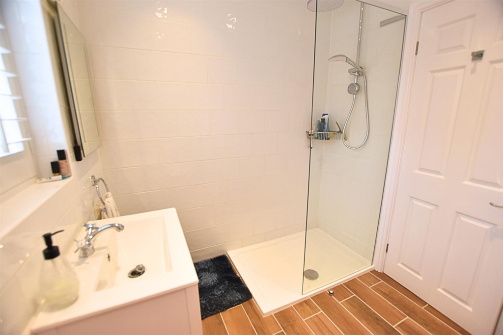 SHOWER ROOM/WC